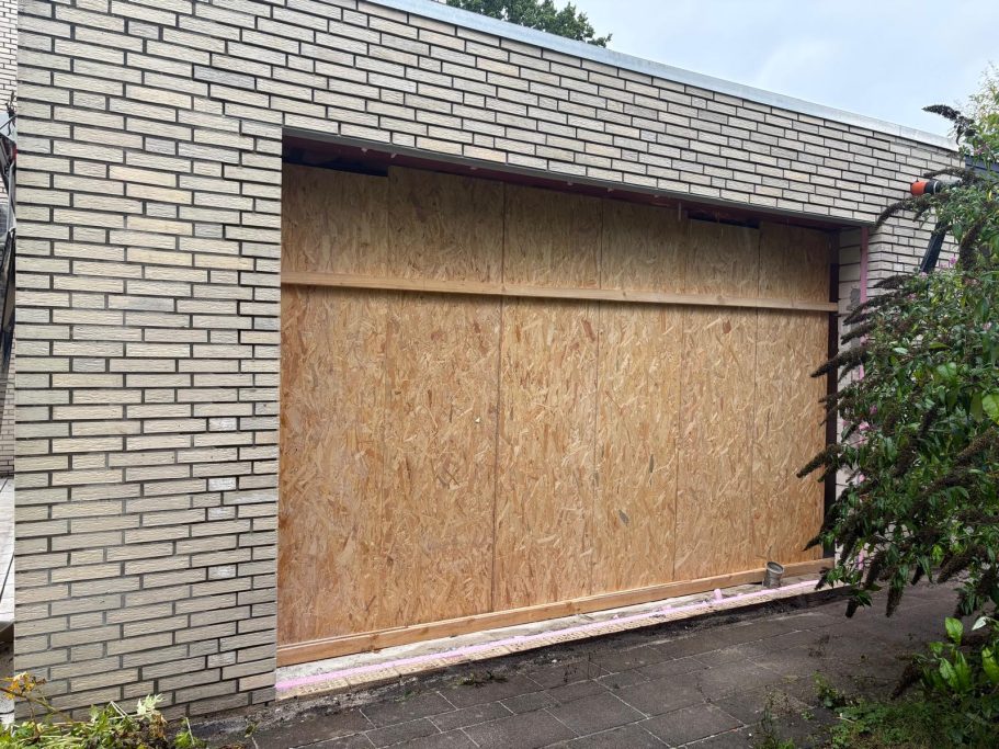 Neue Verblendlaibungen und Verblendsturz Neu hergestellte Wandöffnung mit gemauerten Verblendlaibungen und Verblendsturz in Oldenburg