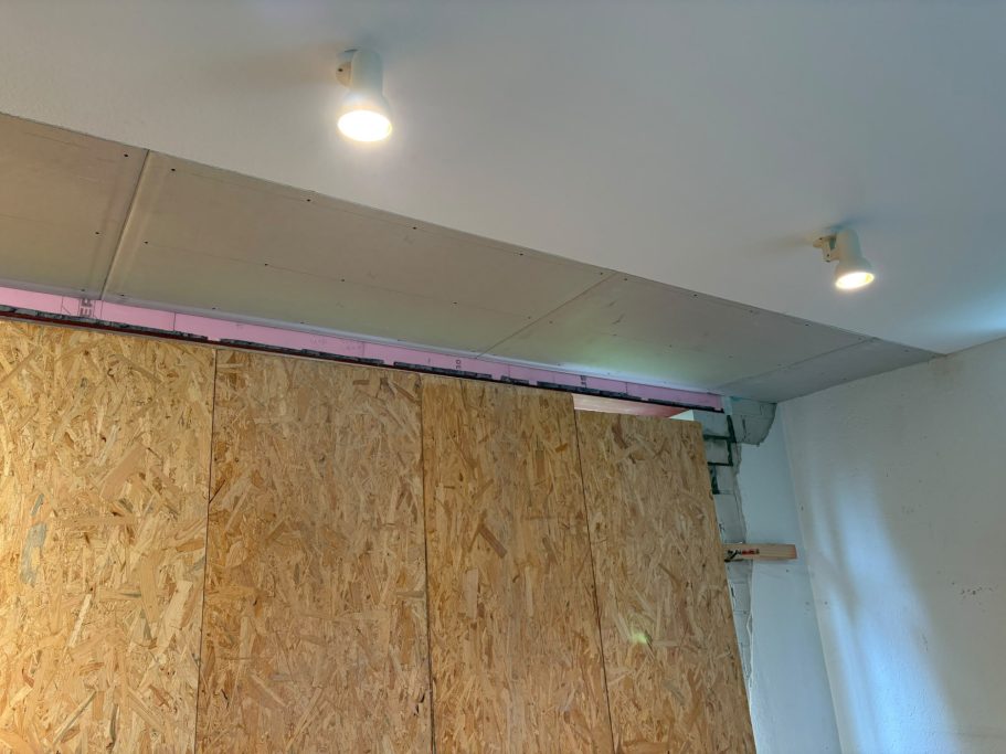 Wandöffnung nach Einbau des Stahlträgers Neue Wandöffnung nach Einbau des Stahlträgers und Wiederherstellung des Deckenbereichs